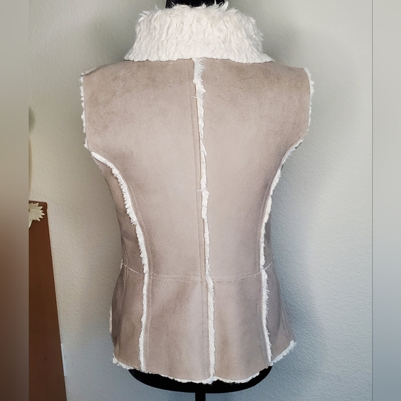 Cupcakes and Cashmere Vest - Picture 6 of 13
